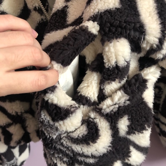 Small - Black & White Olivia Print Sherpa Jacket - Picture 10 of 16